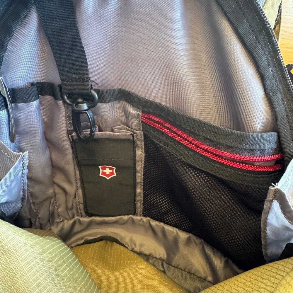 Victorinox Swiss Army Backpack Green Black‎ Padded Multi Pockets